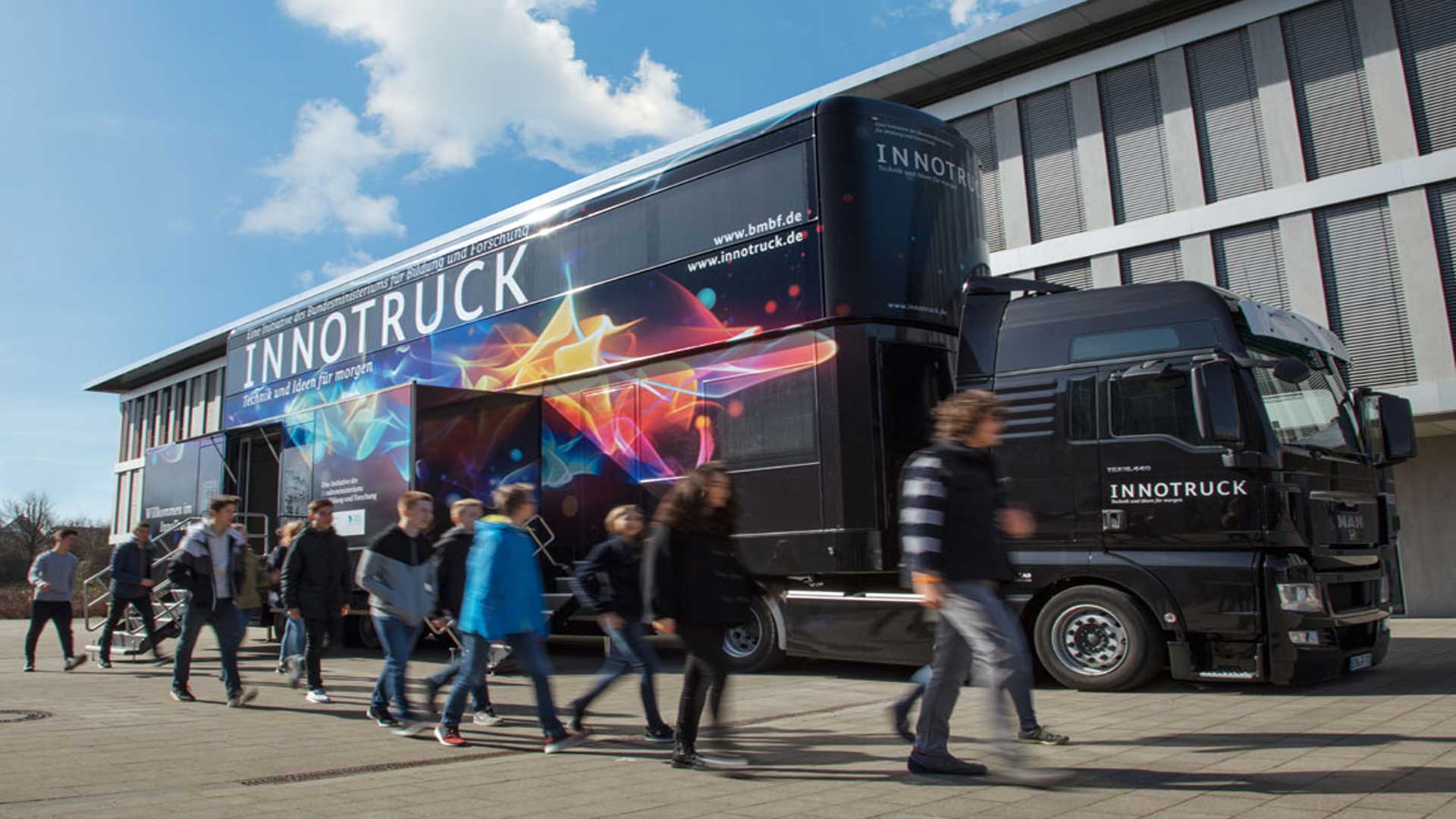 Der InnoTruck informiert die breite Öffentlichkeit über die Bedeutung von Innovationen.
